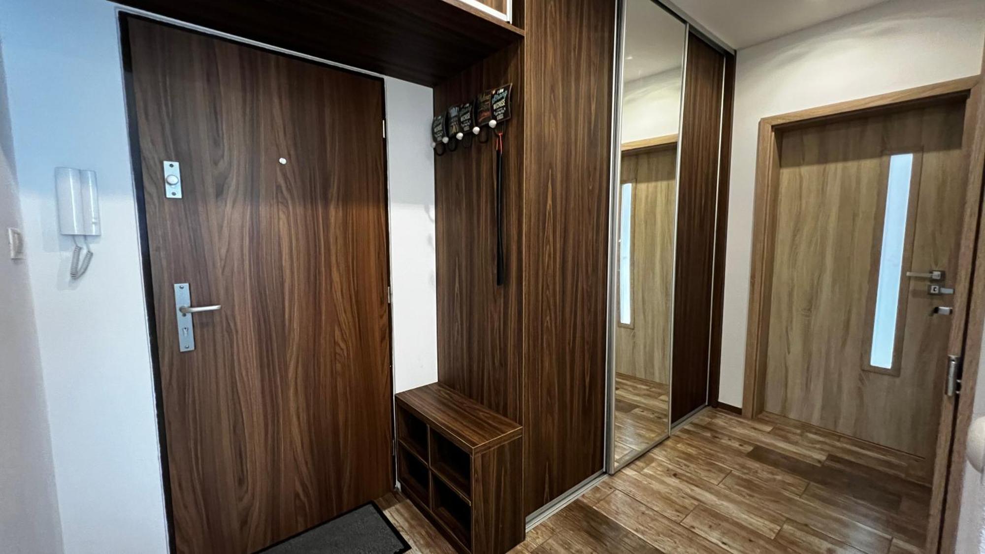 Industrial Apartment I 24Hr Self Check-In I Free Parking & Coffee バンスカー・ビストリツァ エクステリア 写真