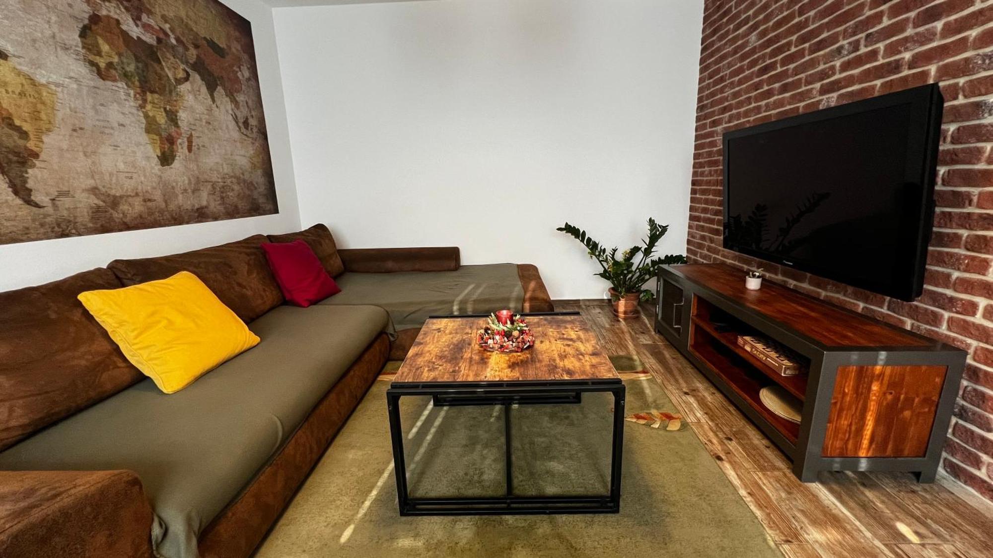 Industrial Apartment I 24Hr Self Check-In I Free Parking & Coffee バンスカー・ビストリツァ エクステリア 写真
