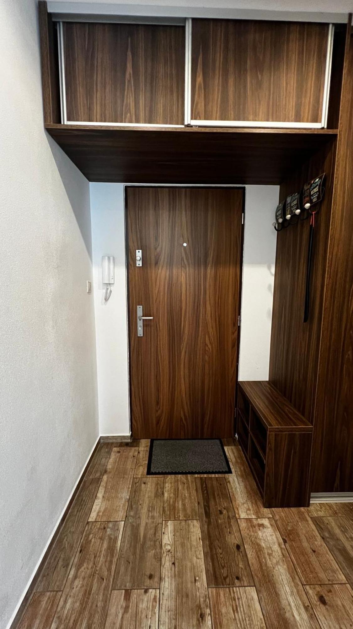 Industrial Apartment I 24Hr Self Check-In I Free Parking & Coffee バンスカー・ビストリツァ エクステリア 写真